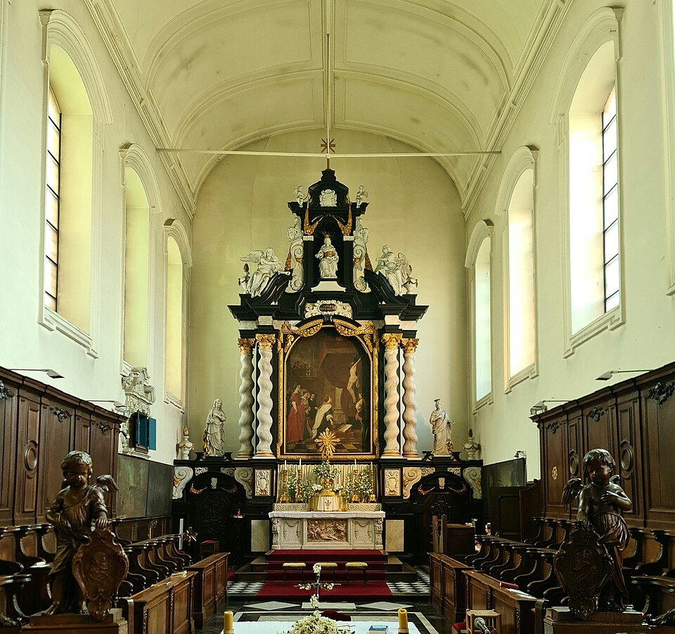 The choir of the Beguinage church, with its carved stalls and baroque altar