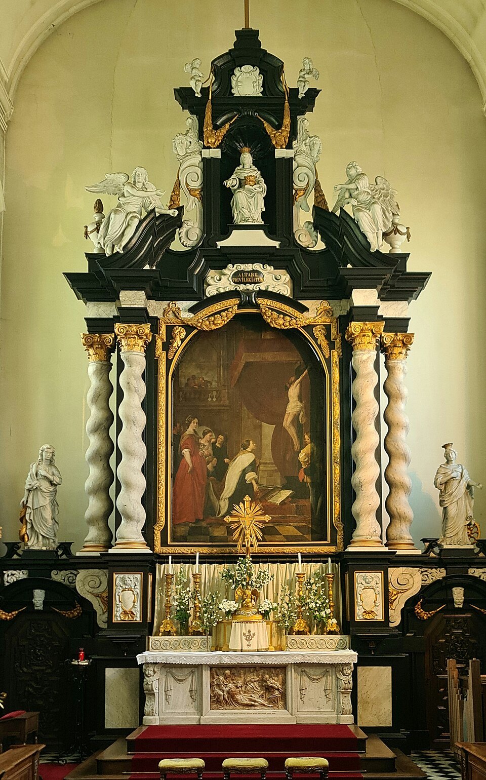 The black and gold high altar of the Beguinage church