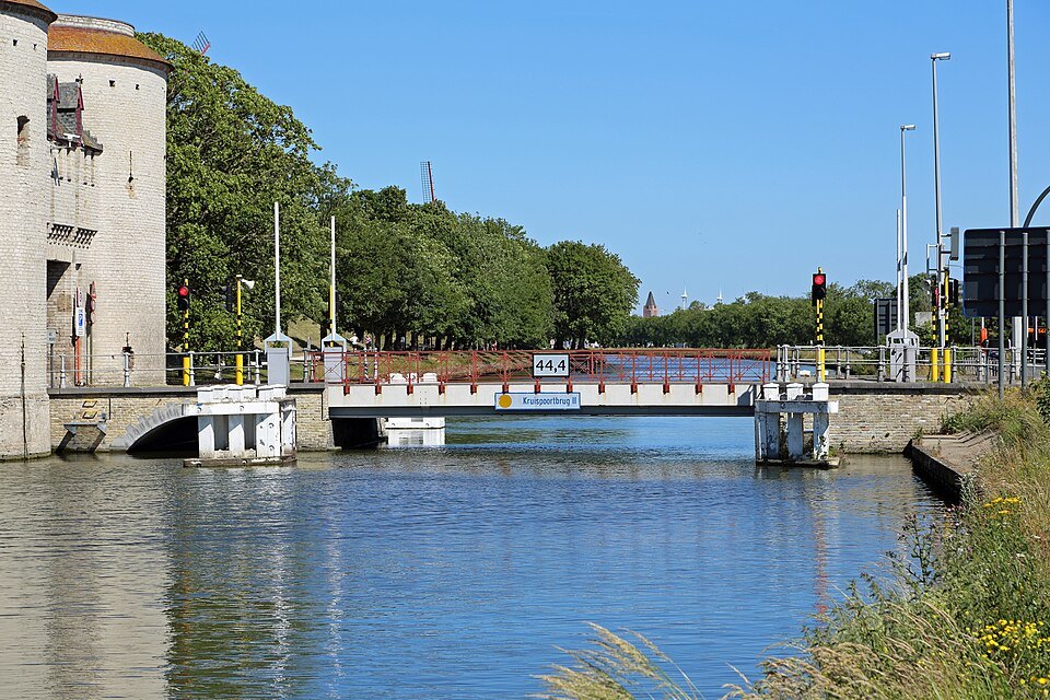 The modern bridge beside the Kruispoort over the wide outer canal