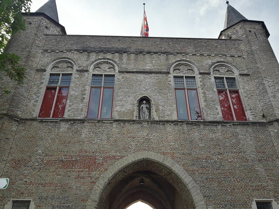 The brick front of the Gentpoort with a statue in a niche above the arch