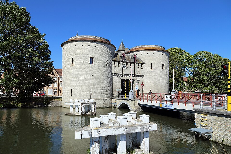 The Kruispoort from the water, white bollards on the bridge in front