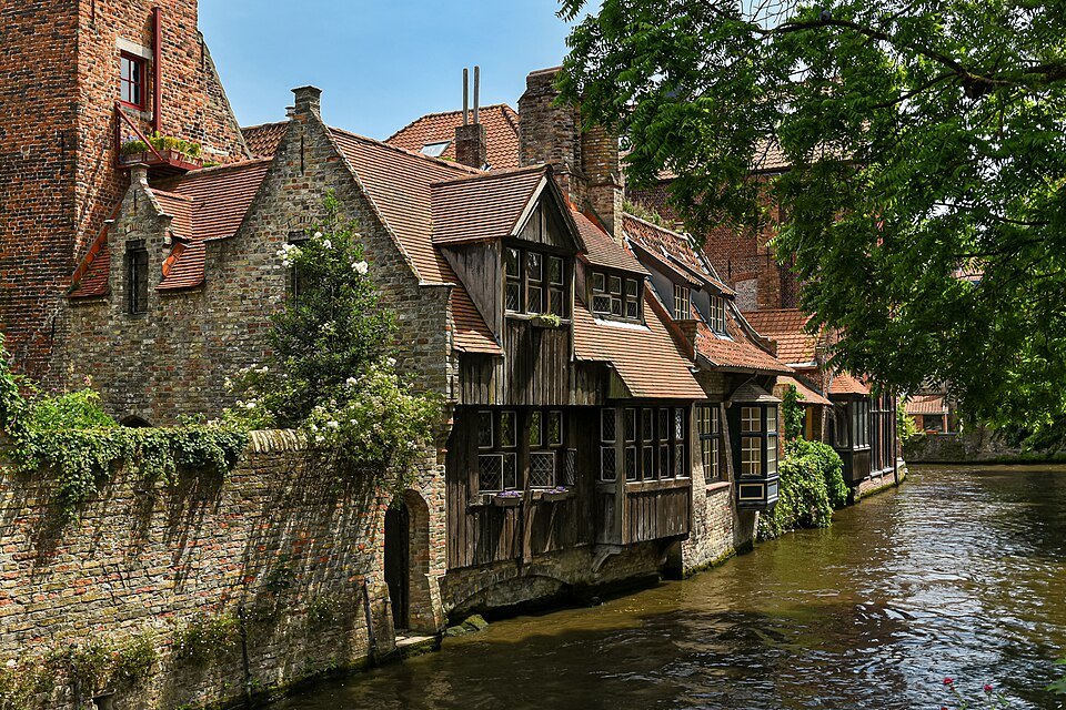 The Bonifacius bridge from the far side, timber-fronted houses along the canal
