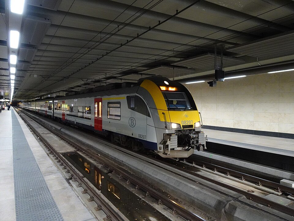 A train at the Brussels Airport station platform