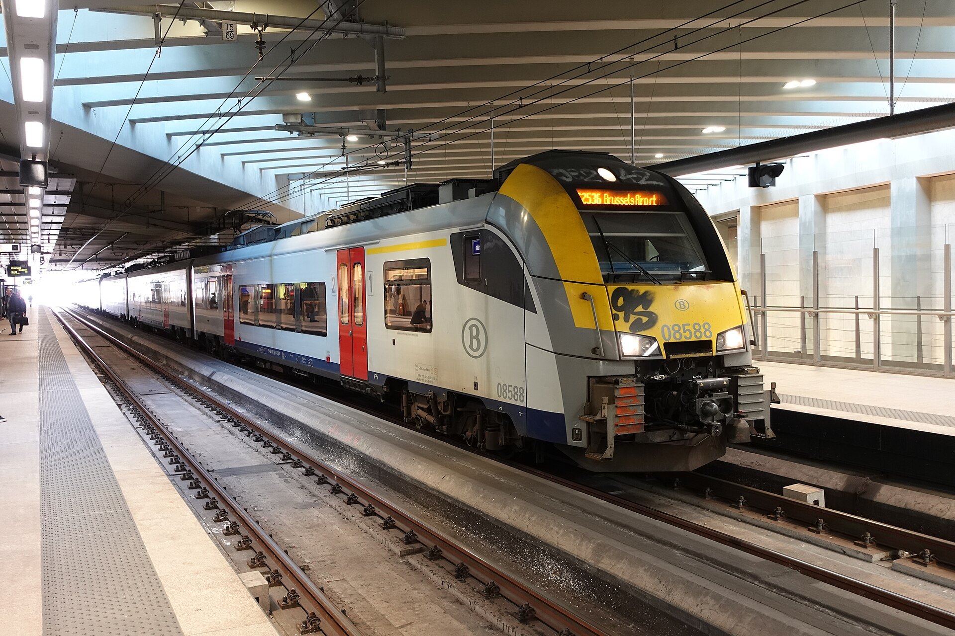 An intercity train bound for Brussels Airport, at the platforms of Brussels-Schuman station