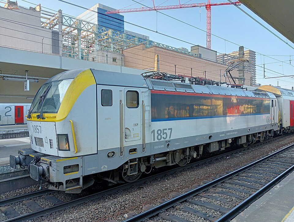 An electric locomotive at Brussels Airport station