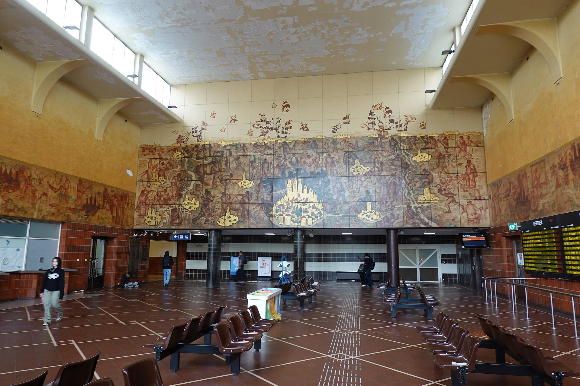 The station hall of Brugge, a large mural above the concourse