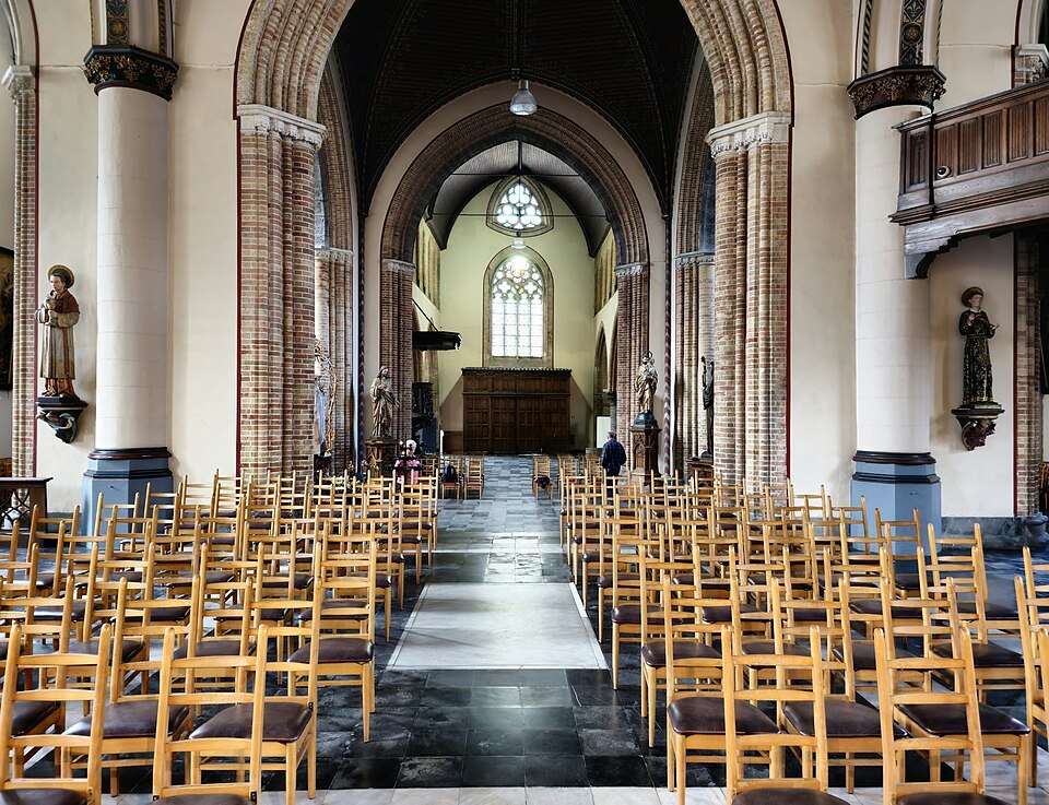 The nave of the church of Sint-Gillis