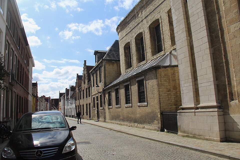 The long flank of the English Convent church on Carmersstraat