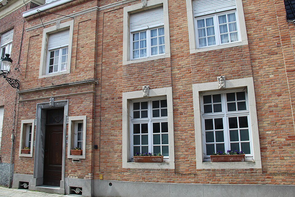 A brick house with white window frames on Carmersstraat