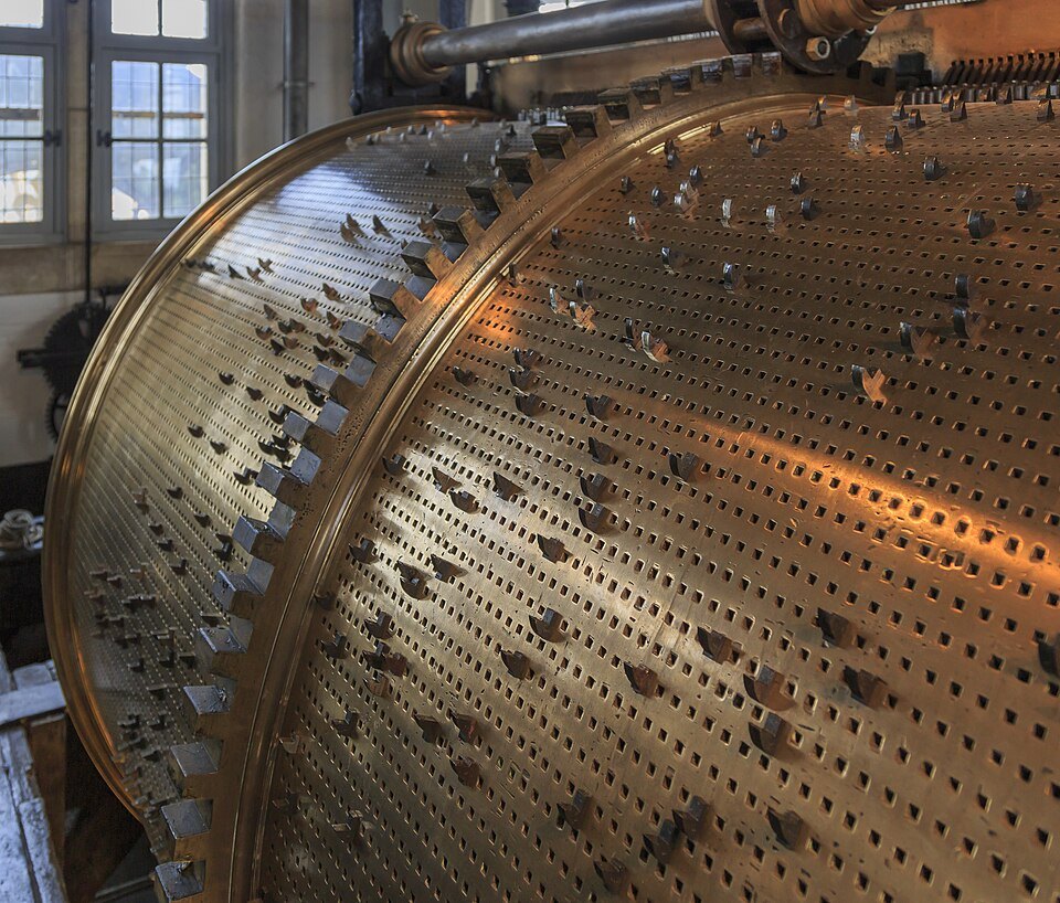 The pinned drum that plays the carillon, close up
