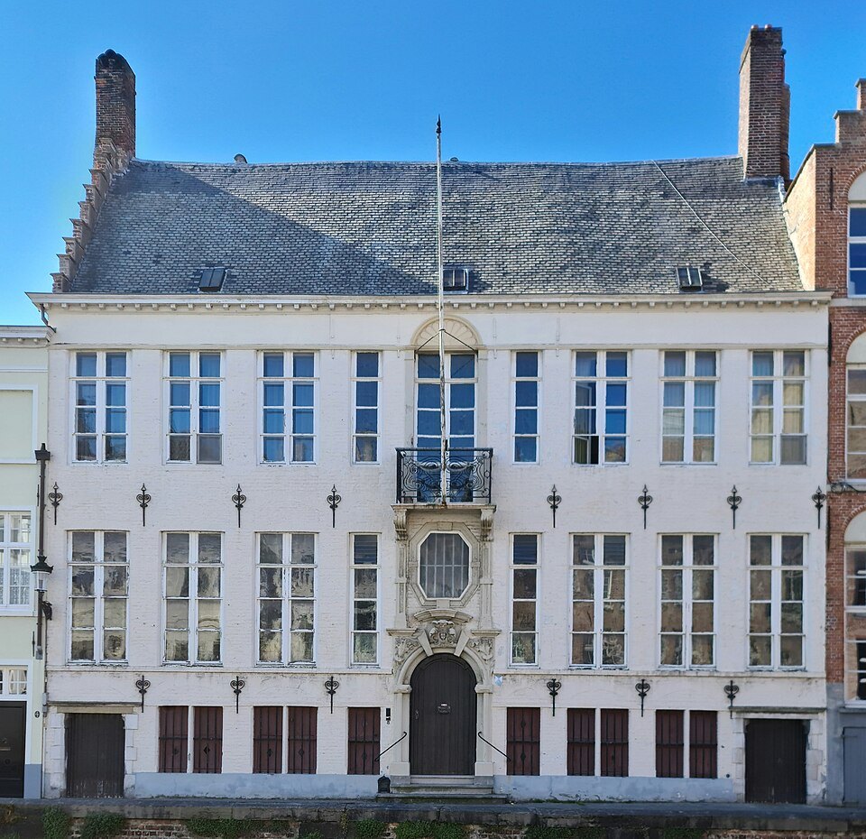 A grand white house with a balcony on the Spinolarei