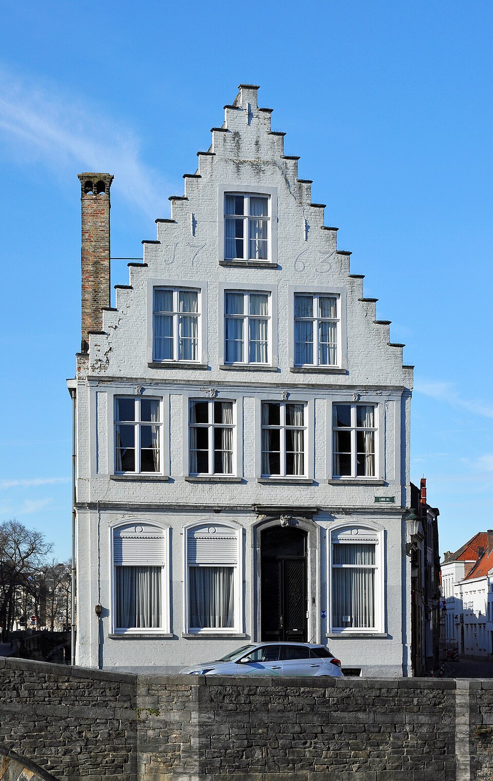 A white stepped-gable house at the start of the Langerei