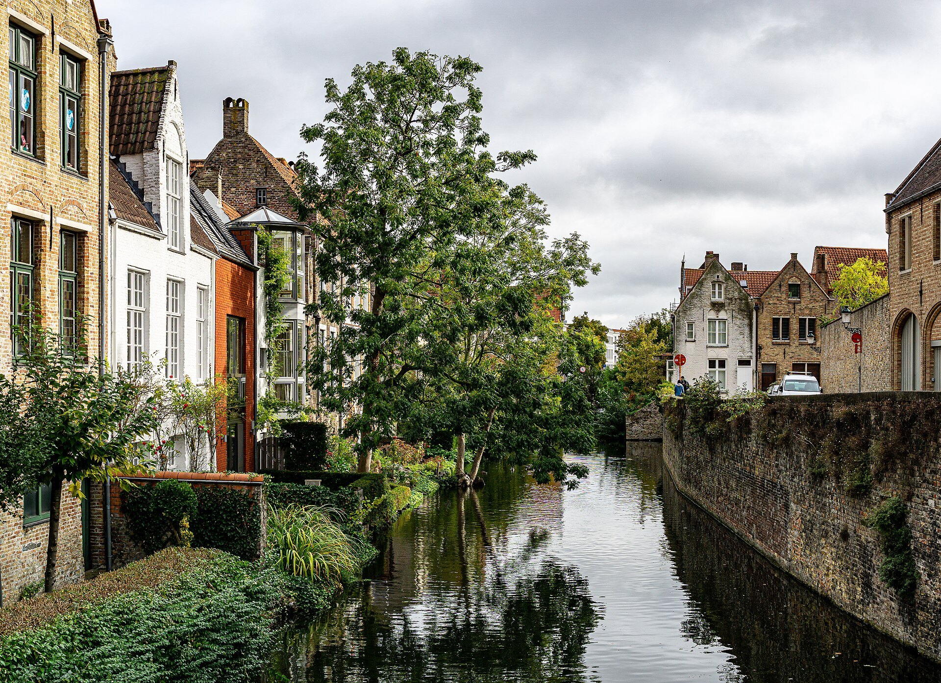 A narrow tree-lined stretch of the Augustijnenrei