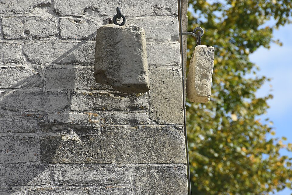 The justice stones hanging on Damme town hall