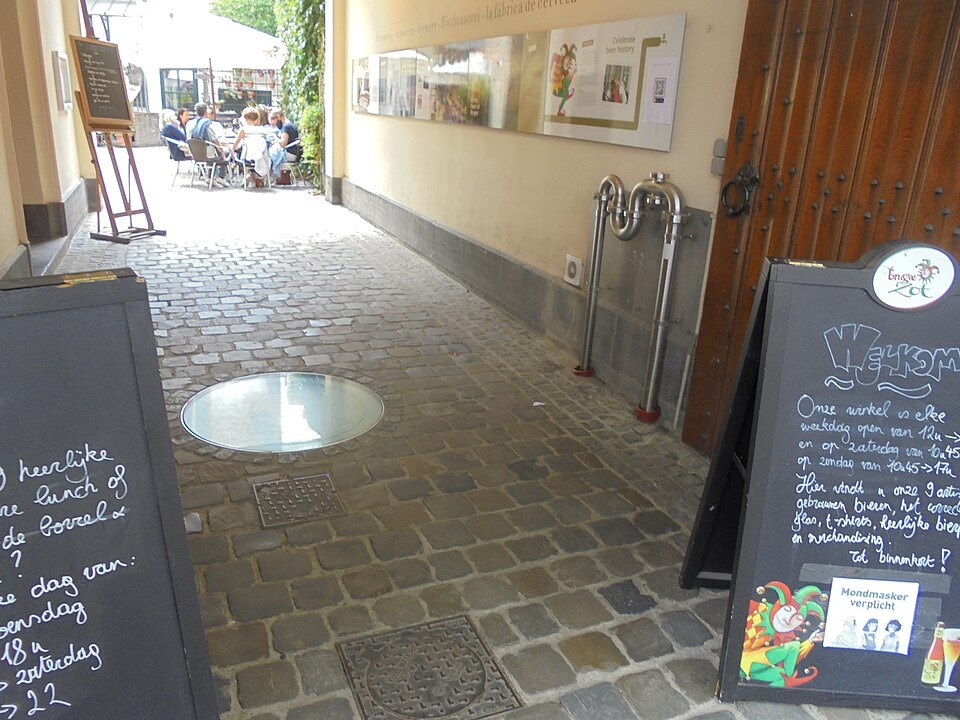 The entrance passage of De Halve Maan brewery, with blackboards