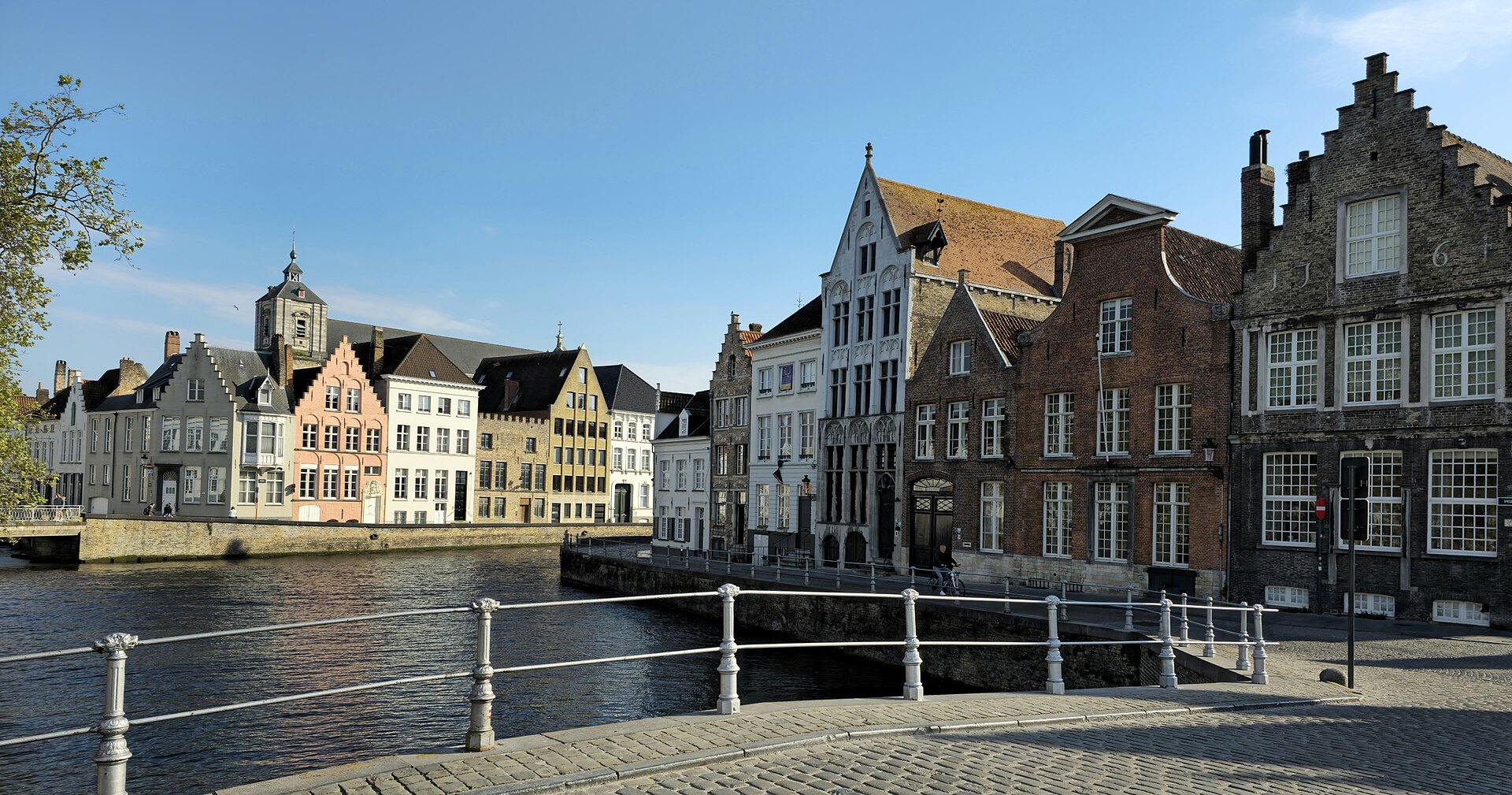 The Spiegelrei seen from the Carmersbrug, gabled houses along the water