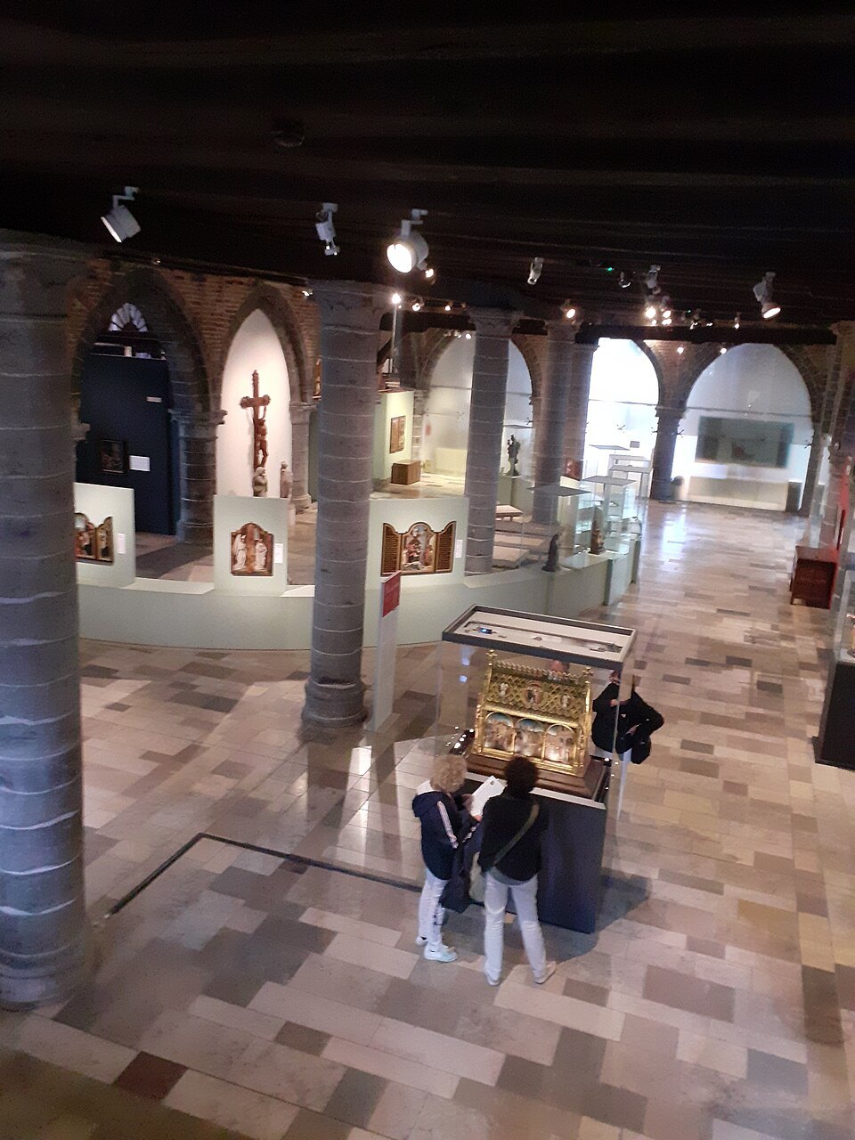 A museum room of the Memling museum with a glass case