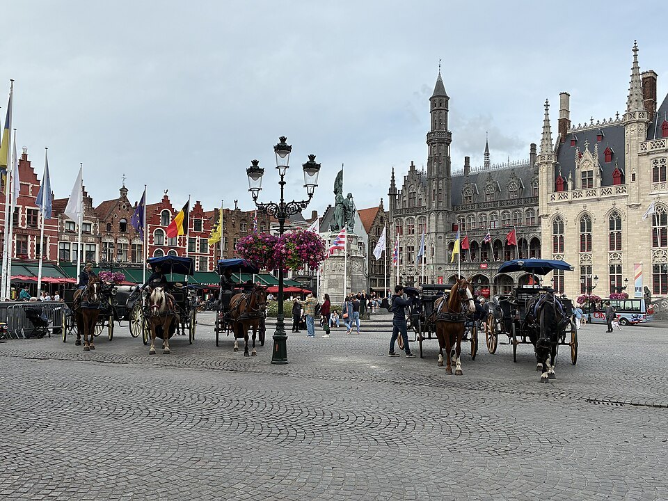 Horse-drawn carriages waiting on the Markt
