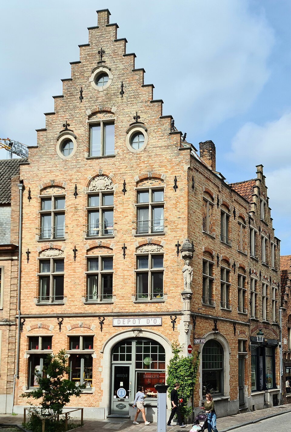 A tall sandstone gabled house on Hoogstraat