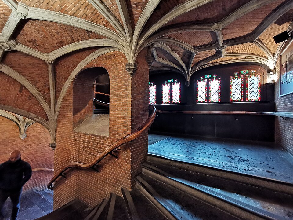 The spiral staircase between the two chapels, its brick vault above