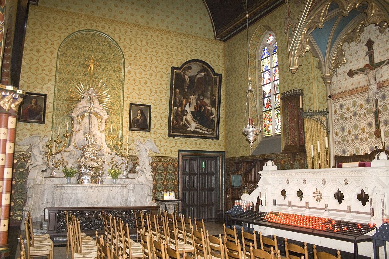 What happens when the relic of the Holy Blood is shown, and how to visit respectfully