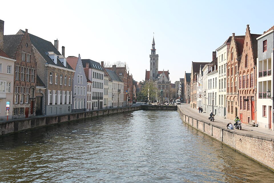 The Spiegelrei running towards the Poortersloge tower