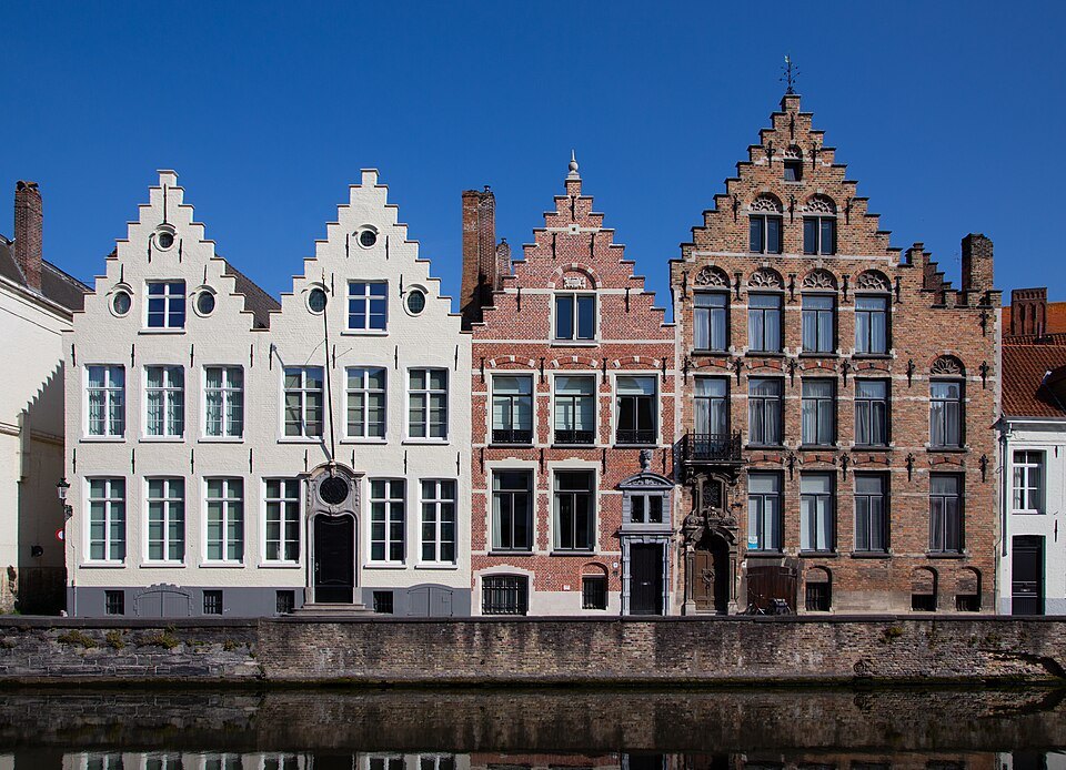 A row of white and brick stepped gables along the Spiegelrei