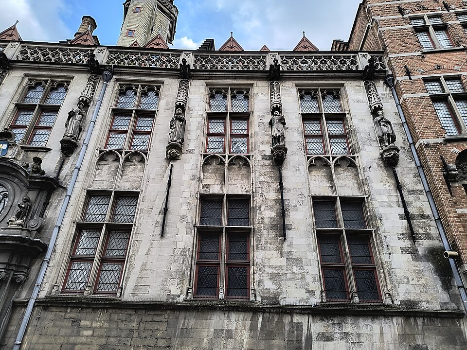 Carved stone windows and statues on the front of the Poortersloge