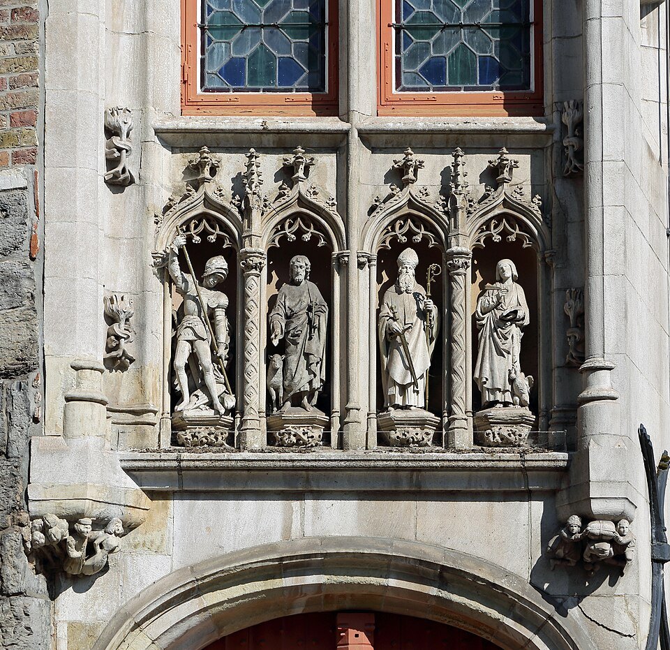 Carved statues in niches above the toll house doorway