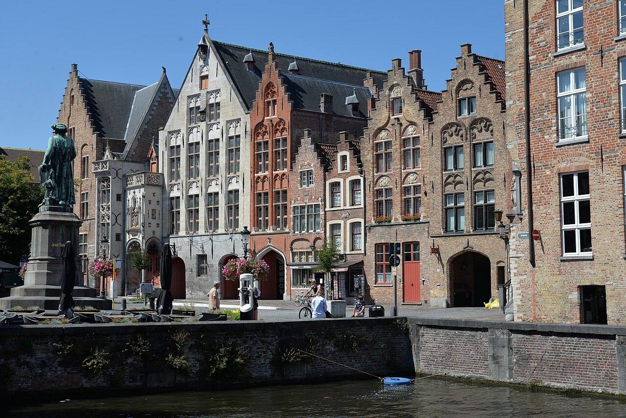 Jan van Eyckplein: gabled merchants' houses at the end of the Spiegelrei
