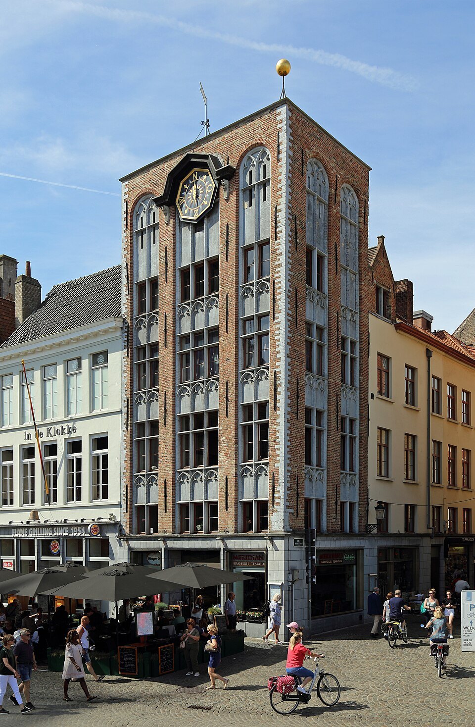 Huis Bouchoute, the brick corner house with a clock on its front