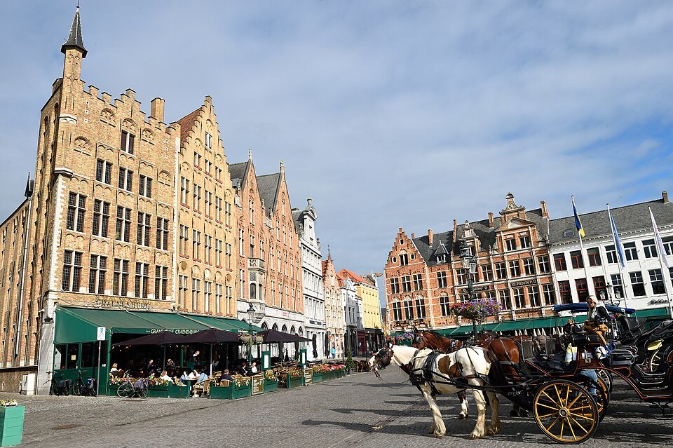 Morning on the Markt, a horse-drawn carriage waiting by the terraces