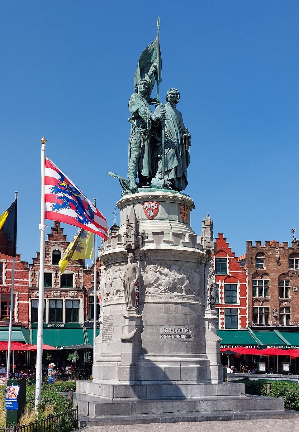 Jan Breydel and Pieter de Coninck on their pedestal, flags behind them