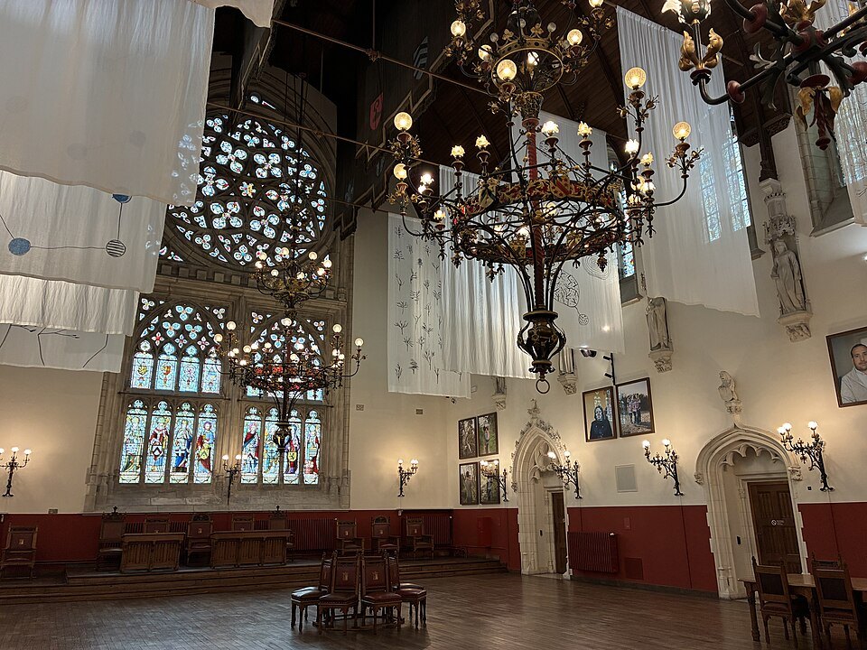 The hall inside the Provincial Court, with a rose window and chandeliers