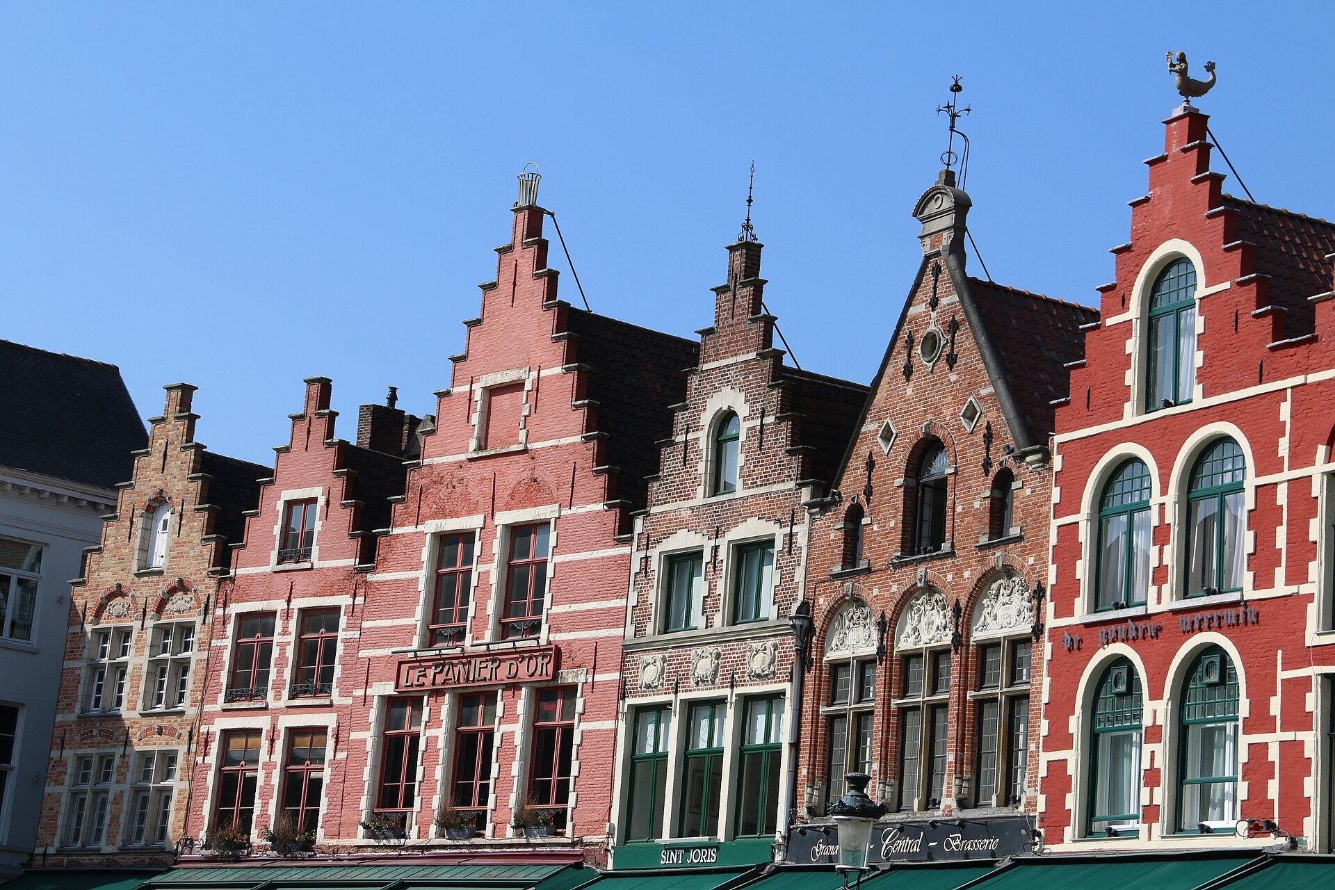 Stepped and bell-shaped gables in red brick on the north side of the Markt