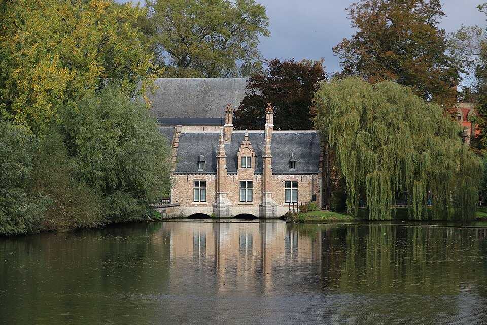 The Sas House reflected in the water of the Minnewater park