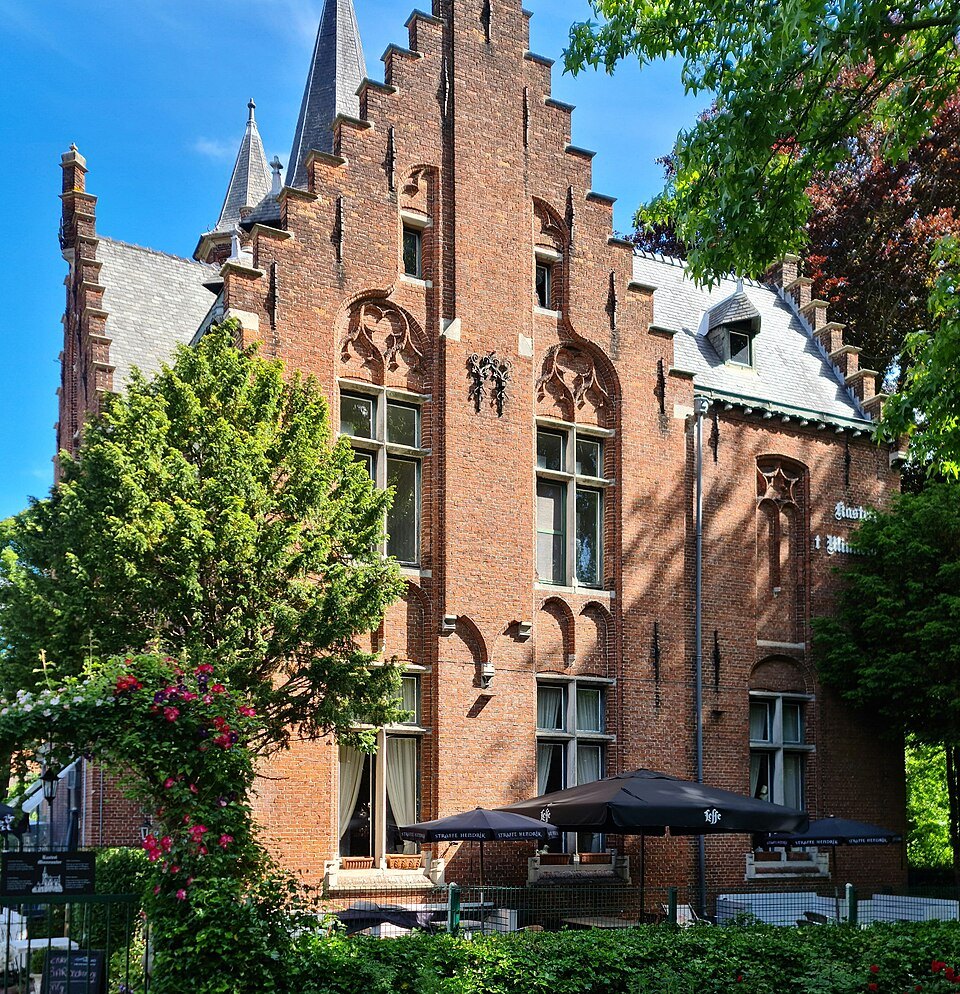 Kasteel de la Faille, a stepped-gabled brick house by the Minnewater