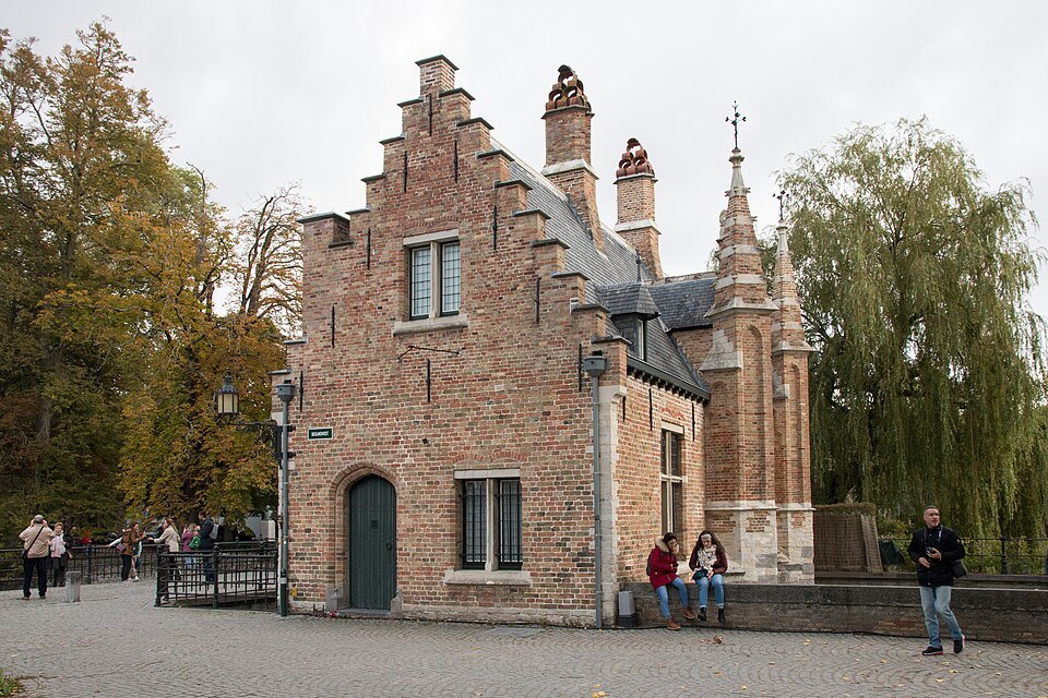 The stepped-gabled lock house at the Minnewater in autumn