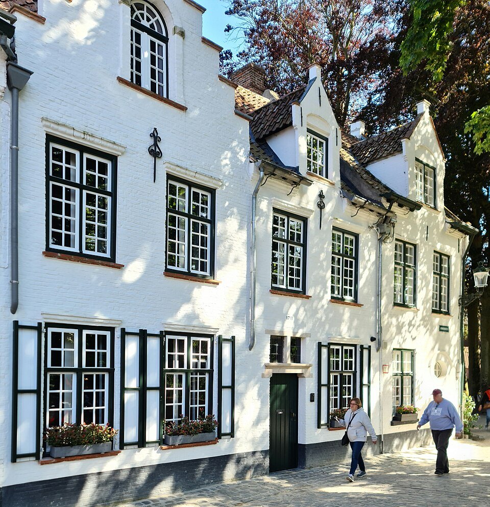 White houses with dark shutters at the edge of the Minnewater