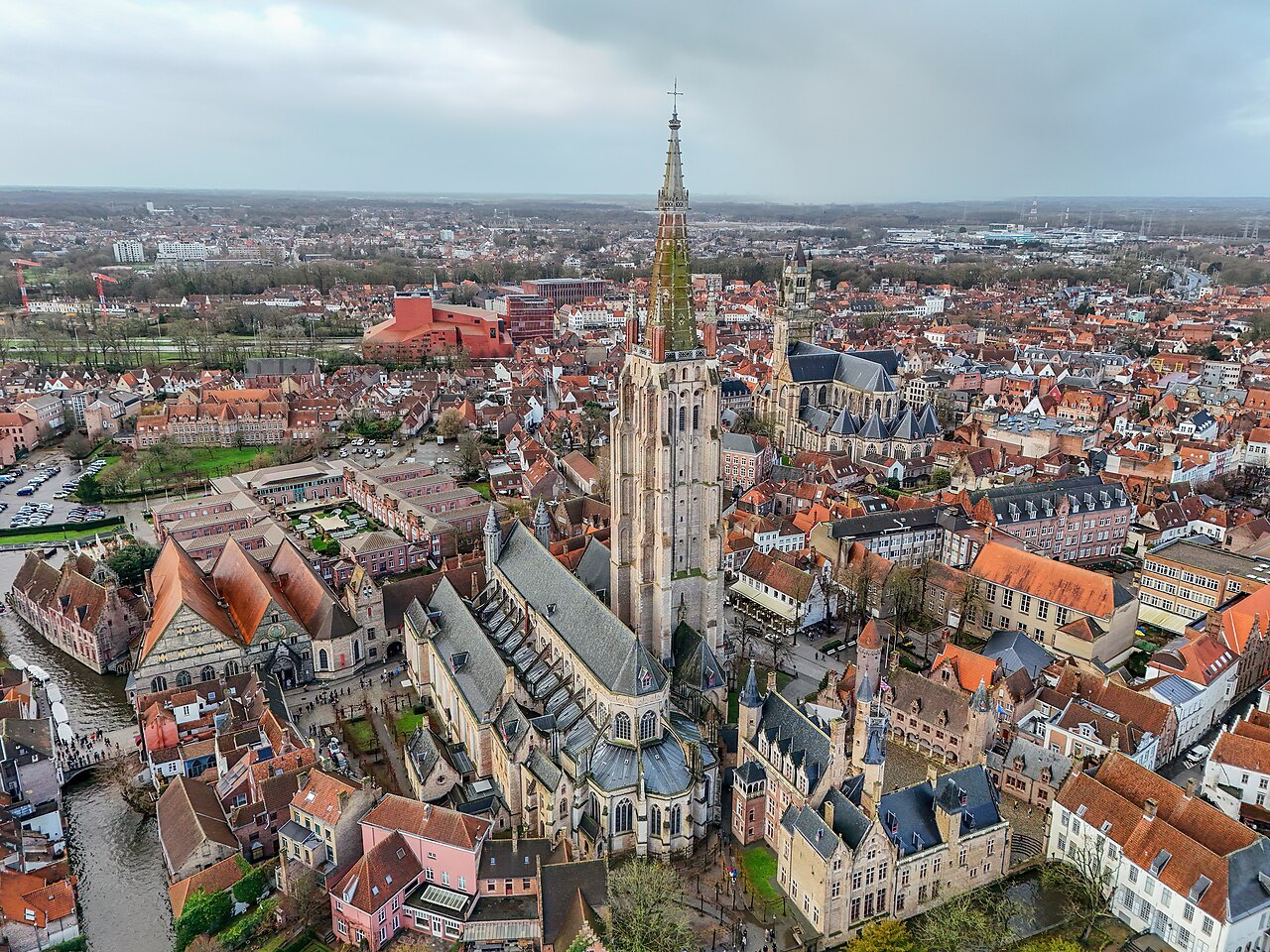 Why the Gruuthuse has a private window into the Church of Our Lady