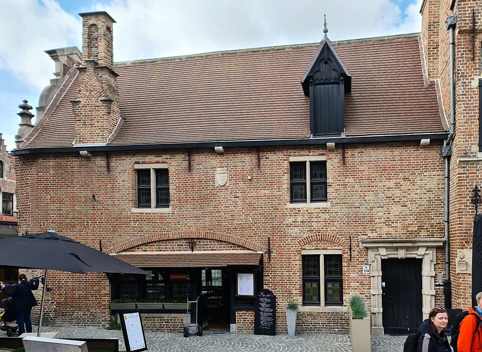 A brick house with a dormer roof on the Huidenvettersplein