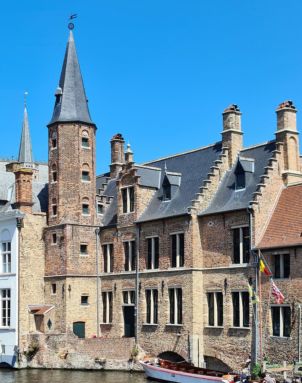 A turreted house on the Huidenvettersplein rising straight from the canal