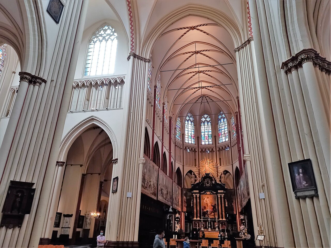 What the cathedral treasury and the tapestries in St. Salvator's hold